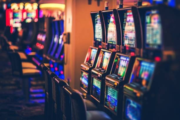 gebyar app showing Live Score feed and live casino tables side by side